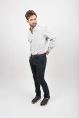 Camisa blanca de vestir, corte clásico, con cuello abotonado y bolsillo en el pecho.