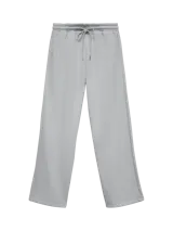 Pantalón wide leg de tiro medio y calce holgado, confeccionado en felpa suave. Presenta cintura elastizada con cordón ajustable y bolsillos laterales.