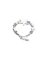 Pulsera de aleación de metales bañados en plata con dije central de estrella, intercalada con cuentas metálicas, perlas y cristales facetados azules.