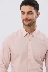 Camisa lisa de manga larga de algodón en color gris claro, de corte slim fit con cuello camisero y cierre frontal de botones.