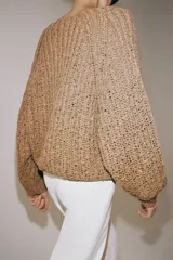 Sweater de punto con cinta entrelazada, color tostado, escote redondo pronunciado y manga larga con puños ajustados.