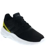 Championes deportivos Adidas modelo Nebzed Cloudfoam, con parte superior de malla negra, mediasuela blanca y detalle estabilizador en el talón color amarillo.