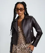 Campera biker de poliuretano color marrón oscuro, con cuello con solapas, cierre frontal de cremallera metálica, bolsillos laterales con cierre y detalles de botones a presión.