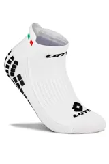 Medias soquete deportivas de color blanco marca Lotto, con suela antideslizante de goma negra, detalle de la bandera italiana en el tobillo y logo impreso en el empeine y lateral.
