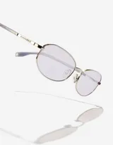 Lentes de sol Hawkers modelo Americano, unisex, con montura metálica plateada y lentes ovalados color lila.