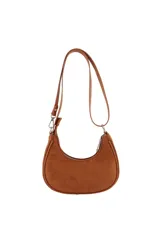 Cartera tipo bandolera de diseño semicircular, confeccionada en material con textura gamuzada color bordó. Presenta detalles de tachas metálicas plateadas en todo el contorno, cierre superior con tirador decorado con un dije metálico circular y correa larga ajustable.