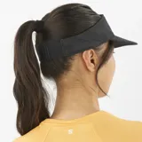 Visera deportiva Salomon modelo SHAKEout, de color negro con el logotipo de la marca impreso en blanco en el frente. Diseño transpirable y de secado rápido, ideal para running y actividades aeróbicas.