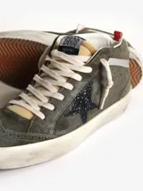 Zapatillas de caña media de gamuza color verde oliva con estrella negra con glitter y detalles en plateado.