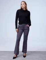 Pantalón largo gris oscuro de tejido elastizado, marca Dictionary. Modelo de pierna ancha con pretina con pasadores, botón y cierre. Delantera con bolsillos y trasera con bolsillos simulados.