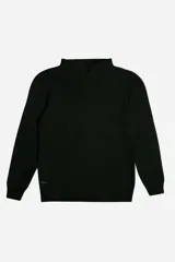 Sweater de punto color verde oscuro, con cuello alto tipo polo y diseño de manga larga. Presenta una textura tejida y un pequeño detalle de etiqueta en el lateral inferior.