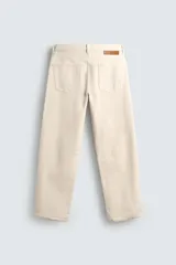 Jeans de hombre color beige claro, tiro medio, corte balloon fit con pierna relajada que se estrecha ligeramente hacia el bajo. Confeccionados en denim rígido de algodón, con cinco bolsillos y cierre frontal de cremallera y botón.