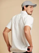 Camisa blanca a rayas verticales grises, de manga corta y corte regular fit.