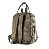 Bolso matero verde con estampado de camuflaje, confeccionado en poliéster. Tiene acceso con cierre, dos bolsillos externos con cierre, un bolsillo interno con cierre y dos bolsillos internos abiertos. Incluye correa regulable y compartimentos para notebook y matero.