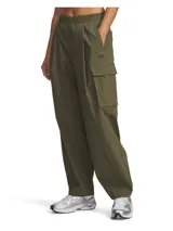 Pantalón cargo de corte holgado en color verde militar, confeccionado en tejido ripstop técnico con tecnología repelente al agua. Presenta cintura elástica, bolsillos laterales y bolsillos cargo con solapa en los muslos, con el logo de la marca bordado discretamente.