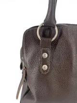 Cartera de cuero floater color chocolate con textura suave, doble asa reforzada, tres compartimentos independientes con cierre y bolsillo exterior con solapa.