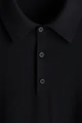 Remera polo de manga larga confeccionada en punto fino, con cuello clásico, tapeta de botones y puños y bajo acanalados.