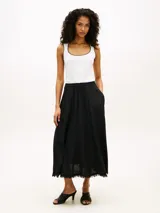 Musculosa blanca de punto de puro algodón, con corte slim, cuello redondo amplio y costuras a contraste en color negro en el cuello y las sisas.