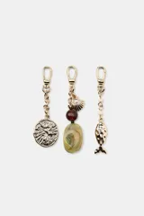 Pack de tres charms metálicos dorados para colgar en el bikini, con forma de moneda antigua, caracola y pez.