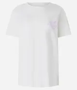 Remera blanca de algodón de corte oversized, con cuello redondo y mangas cortas. Presenta estampa en la espalda con texto y diseño gráfico en color lila.