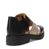 Sandalias de cuero combinadas en tonos marrón y beige, con diseño de recortes laterales y textura tipo cocodrilo. Presentan una suela track negra robusta y detalle de costuras decorativas en el lateral.