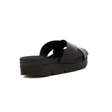 Sandalias Beira Rio de mujer, color negro, con diseño de tiras cruzadas en el empeine y suela de plataforma plana con estrias.