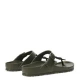 Sandalias tipo ojota Birkenstock modelo Gizeh, color verde oliva, con diseño anatómico, tira ajustable con hebilla y separador de dedos.