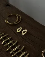 Aros colgantes de bronce y alpaca con pernos y cierres mariposa de plata 925.