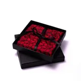 Pañuelo de bolsillo rojo con diseño floral negro, confeccionado en microfibra de alta calidad.