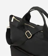 Mochila de poliéster color negro con diseño rectangular y estructurado, marca Satinato. Cuenta con cierre superior, asas de mano reforzadas y un amplio bolsillo frontal con cierre y herrajes dorados.