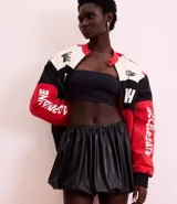 Minifalda balonê de poliuretano (PU) color negro, con cintura alta lisa y forro de poliéster.