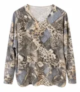 Sweater de punto con cuello en V y mangas largas, con estampado multicolor que combina diseños de animal print y parches geométricos.