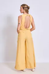 Pantalón ancho de tiro alto color vino, con pliegues frontales y bolsillos laterales.