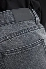 Jean de hombre, color gris oscuro con efecto lavado, corte recto y tiro medio.