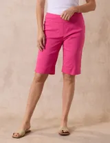 Bermuda rosa de gabardina elastizada, marca Ruby Rd, con pretina ancha elastizada, bolsillos simulados en la parte delantera y bolsillos aplicados en la parte trasera.