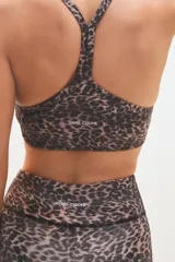 Calza deportiva 7/8 de tiro alto con estampado animal print de leopardo en tonos marrones y negros.