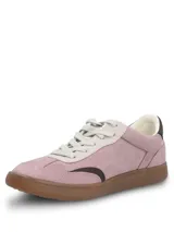 Championes de estilo urbano en color lila, confeccionados en material sintético con textura similar a la gamuza. Presentan detalles en color marrón oscuro en la puntera y el talón, cordones claros y suela de goma color caramelo.