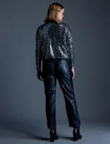 Blusa de fiesta color borgoña, marca Ninety, confeccionada en microtul bordado con lentejuelas. Tiene escote en V cruzado, ruedo elastizado y forro interno a tono.