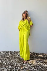 Pantalón palazzo color lima de lino, con cintura elastizada.