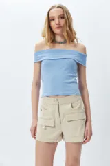 Short color beige de tiro alto y tela liviana con grandes bolsillos.