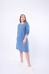 Camisón celeste de lanilla con botones frontales y mangas largas.