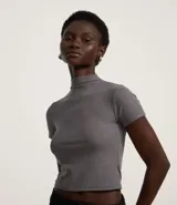 Blusa básica de ribana color marrón, con cuello alto y mangas cortas.