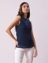 Blusa calada azul, sin mangas, con escote redondo y detalle de crochet.