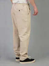 Pantalón de vestir gris con corte recto, cintura con cordón ajustable y bolsillos laterales.