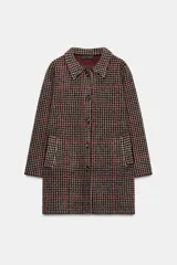 Abrigo de corte recto confeccionado en 100% lana, con estampado de pata de gallo en tonos tierra, negro y detalles en rojo. Presenta cuello solapa, cierre frontal con botones y bolsillos delanteros de vivo.