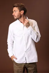 Camisa de manga larga para hombre, color blanco con finas rayas verticales azules, cuello button-down y corte regular.