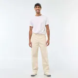 Pantalón de jean con corte recto y ajuste regular, diseño clásico de cinco bolsillos, cierre frontal con botón y cremallera.