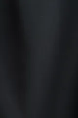 Vestido corto negro de punto, con escote cuadrado al frente y breteles anchos que se cruzan formando una 'X' en la espalda.