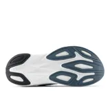 Championes de running New Balance Fresh Foam More v6 para hombre, en color celeste con detalles en azul brillante y suela blanca con amortiguación. Presentan capellada de malla técnica transpirable y el logotipo de la marca en el lateral.