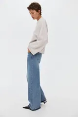 Buzo oversized color beige claro de punto interlock pesado, con cuello redondo y mangas largas amplias.