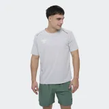 Remera deportiva Umbro modelo Lume, de color gris con cuello redondo y mangas cortas. Presenta el logo de la marca estampado en el pecho en color blanco y detalles reflectantes en los hombros.
